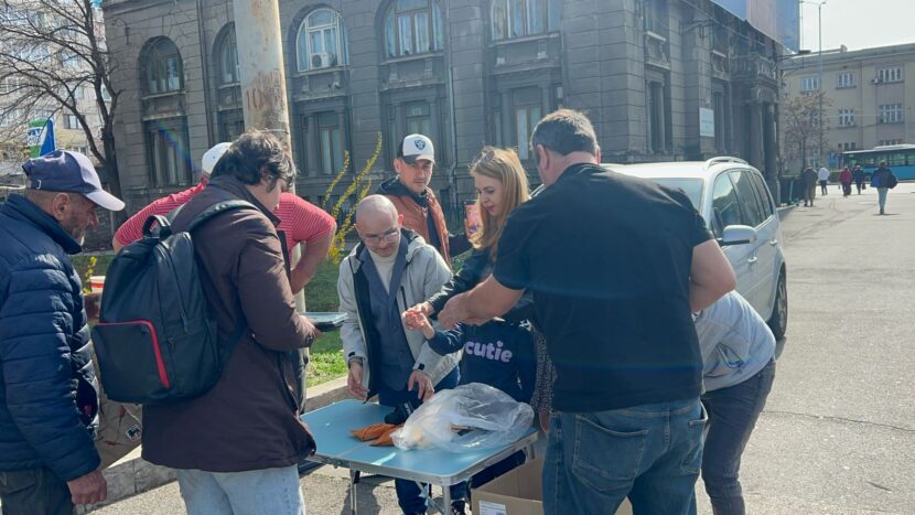 Mihai Căldăraru, "Omul cu suflet mare", a oferit o masă caldă pentru 70 de persoane fără adăpost